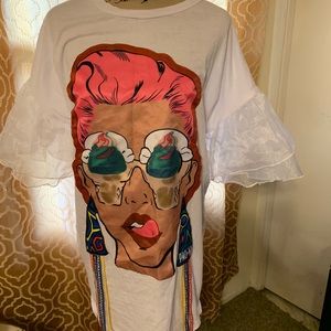 Design white T-shirt with flare sleeves